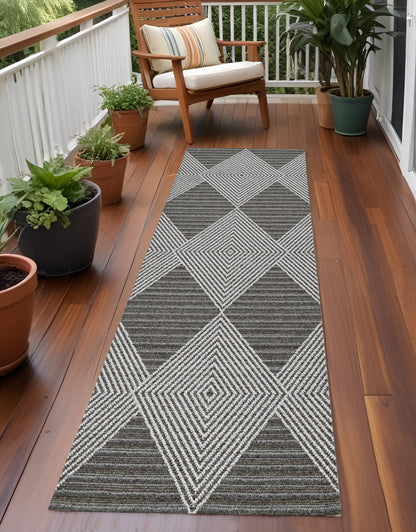 7' X 9' Grey Or Ivory Geometric Diamonds Indoor Outdoor Area Rug