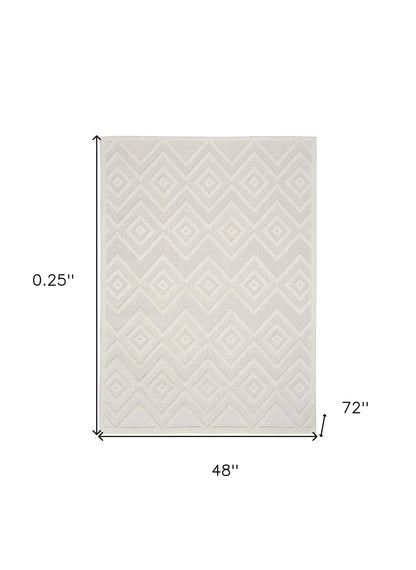 4' X 6' Ivory And White Argyle Indoor Outdoor Area Rug